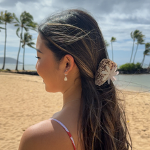 Load image into Gallery viewer, Tiare Shell Collab x Reiko Claw Clip