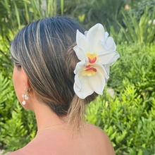 Load image into Gallery viewer, Lily White Claw Clip
