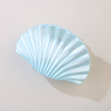 Load image into Gallery viewer, Oversized Seashell Claw Clip
