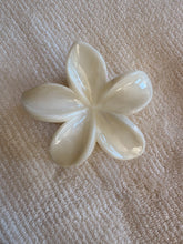 Load image into Gallery viewer, Creamy Hawaiian Claw Clip
