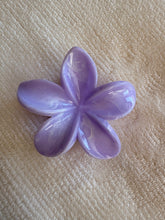 Load image into Gallery viewer, Creamy Hawaiian Claw Clip
