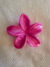 Load image into Gallery viewer, Creamy Hawaiian Claw Clip
