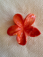 Load image into Gallery viewer, Creamy Hawaiian Claw Clip
