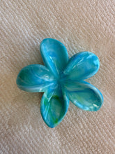 Load image into Gallery viewer, Creamy Hawaiian Claw Clip
