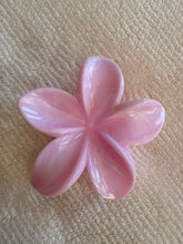 Load image into Gallery viewer, Creamy Hawaiian Claw Clip
