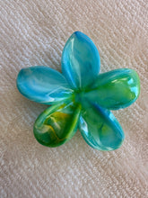 Load image into Gallery viewer, Creamy Hawaiian Claw Clip
