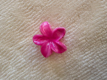 Load image into Gallery viewer, Creamy Hawaiian Claw Clip
