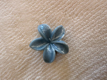 Load image into Gallery viewer, Creamy Hawaiian Claw Clip

