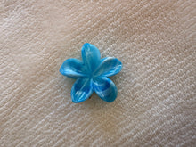 Load image into Gallery viewer, Creamy Hawaiian Claw Clip
