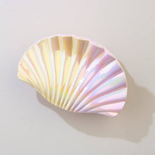 Load image into Gallery viewer, Oversized Seashell Claw Clip
