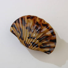 Load image into Gallery viewer, Oversized Seashell Claw Clip
