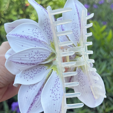 Load image into Gallery viewer, Lily Speckled Claw Clip
