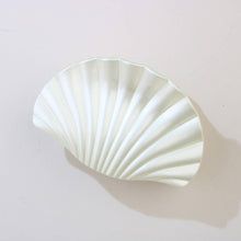 Load image into Gallery viewer, Oversized Seashell Claw Clip
